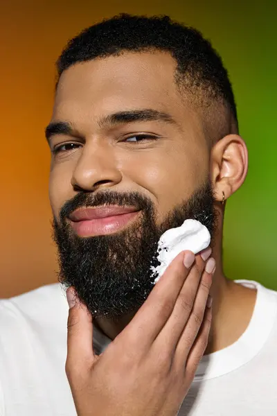 Africano americano guapo hombre usando afeitar crema. - foto de stock