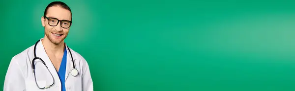 Un uomo in uno stetoscopio si staglia su uno sfondo verde vibrante. — Foto stock