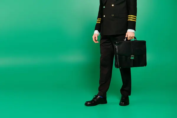 A man dressed in a suit and tie holding a briefcase. — Stock Photo