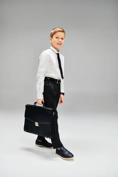 Ragazzo preadolescente in giacca, cravatta, valigetta, trasudando fiducia. — Foto stock