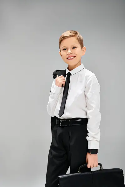 Молодий хлопчик у білій сорочці і краватка тримає портфель. — стокове фото