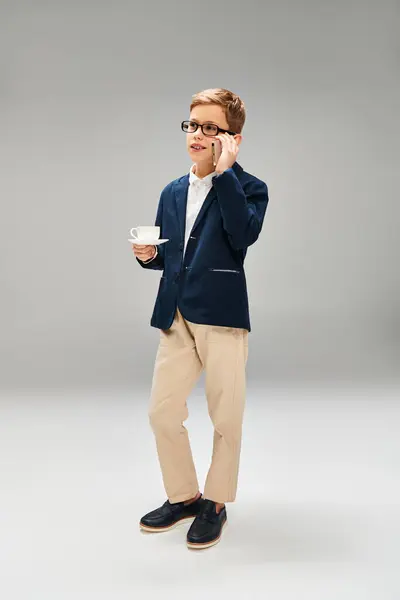 Un homme en costume et lunettes savourant une tasse de café. — Photo de stock