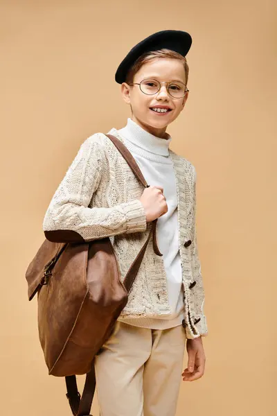 Un simpatico ragazzo preadolescente vestito da regista, con occhiali e cappello. — Foto stock