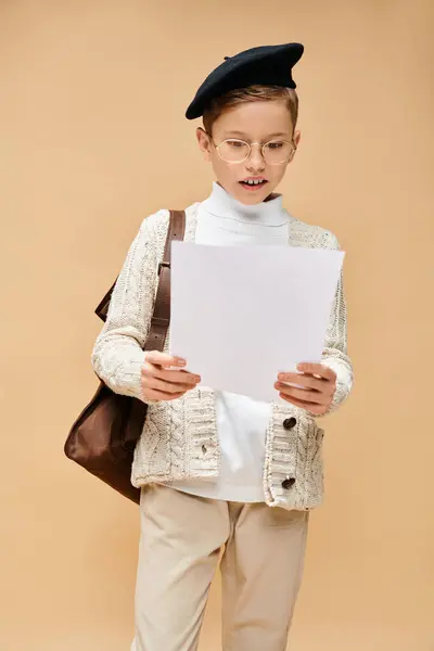Carino ragazzo preadolescente vestito da regista, con in mano un pezzo di carta. — Foto stock