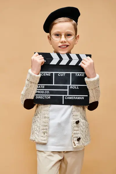 Un garçon préadolescent tenant un panneau de battement devant son visage. — Photo de stock
