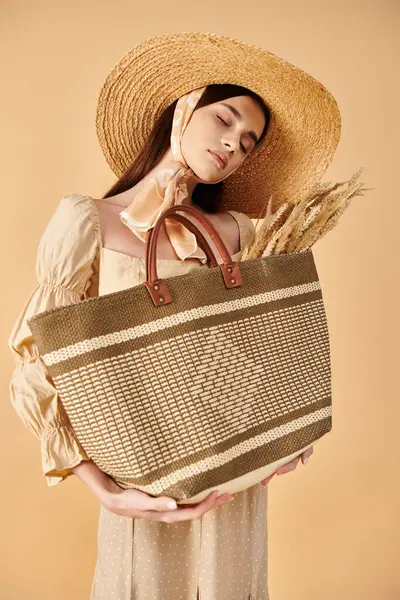 Una joven con el pelo largo y morena posa en un traje de verano, sosteniendo una bolsa con estilo. - foto de stock