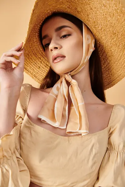Uma jovem com cabelos longos e morena faz uma pose elegante usando um chapéu e um cachecol, exalando uma vibração de verão. — Fotografia de Stock