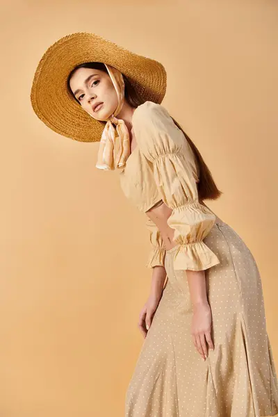 Junge brünette Frau posiert in fließendem Kleid und Hut und verströmt eine unbeschwerte Sommerstimmung. — Stockfoto