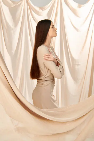 Eine junge Frau mit langen brünetten Haaren posiert in einem sommerlichen Outfit in einem Studio-Setting, eingefangen in einem Moment, der Sommerstimmung verströmt. — Stockfoto