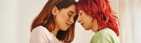 Striscione di serena giovane coppia lesbica con gli occhi chiusi in piedi uno accanto all'altro, beatitudine e amore — Foto stock