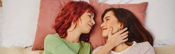 Vista superior de casal lésbico sorridente olhando um para o outro e deitados juntos na cama, banner — Fotografia de Stock