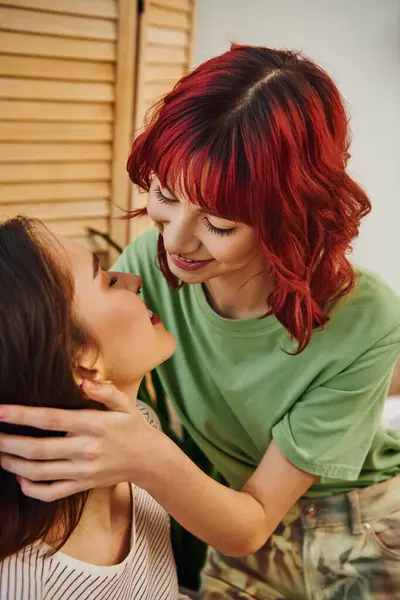 Jeune et heureuse lesbienne femme aux cheveux roux va embrasser son partenaire féminin, moment d'amour — Photo de stock