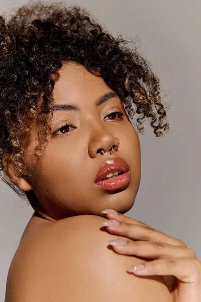 Stunning young African American woman with curly hair captured in a studio setting, showcasing her beauty and natural curls. — Stock Photo