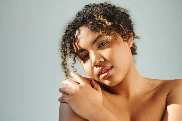 Uma mulher afro-americana vibrante e bonita com cabelo encaracolado posando confiantemente. — Fotografia de Stock