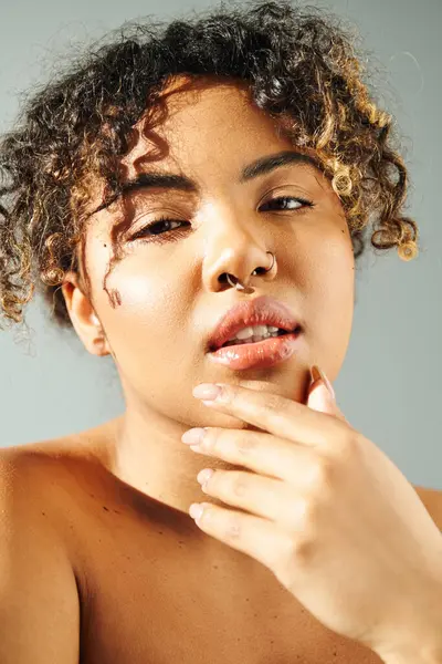 Nahaufnahme einer schönen Afroamerikanerin, die aktiv posiert. — Stockfoto
