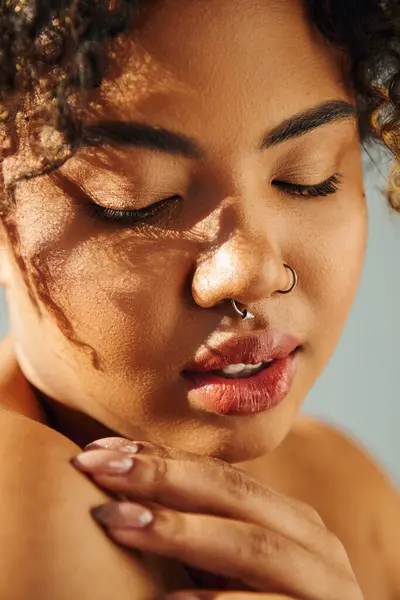 Gros plan d'une femme afro-américaine les yeux fermés, respirant la tranquillité. — Photo de stock