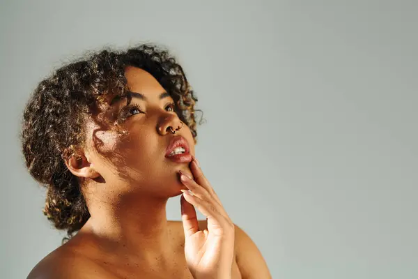African American woman actively posing on vibrant backdrop. — Stock Photo