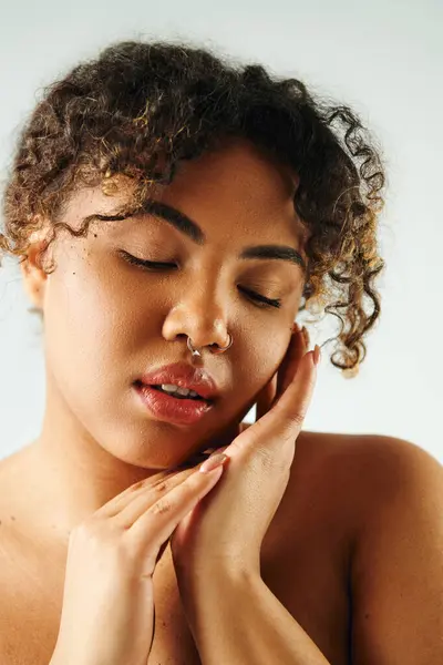 African American woman with hands on chest, showing gratitude and self-love. — Stock Photo