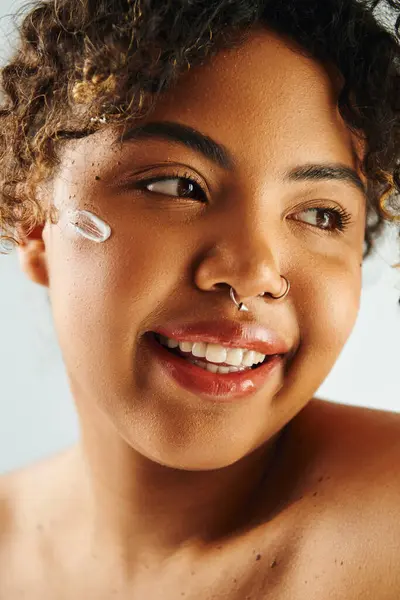 Uma bela mulher afro-americana faz uma pose, exibindo seu anel nasal. — Fotografia de Stock