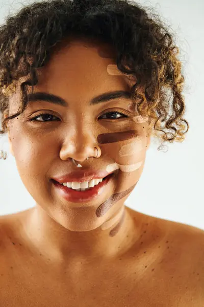 Afroamerikanerin mit Make-up, glücklich lächelnd. — Stockfoto