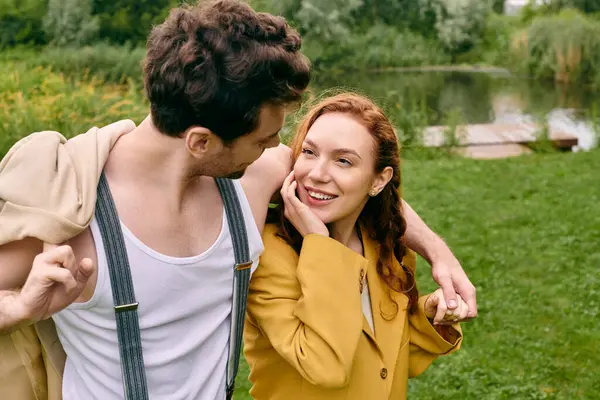 Um homem e uma mulher estão lado a lado em um parque verde, desfrutando de um encontro romântico em meio a um ambiente natural sereno.. — Fotografia de Stock