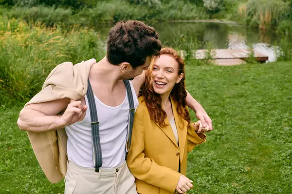 Um homem e uma mulher estão lado a lado em um parque verde, desfrutando de uma data romântica em ambiente natural. — Fotografia de Stock
