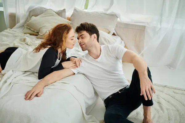 Мужчина и женщина мирно отдыхают вместе на кровати в спальне. — стоковое фото
