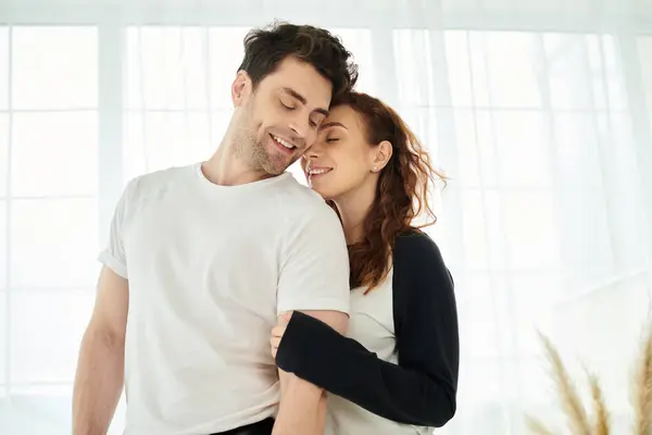 Um homem e uma mulher compartilham um abraço terno, conectando-se intimamente em um momento de amor e proximidade. — Fotografia de Stock
