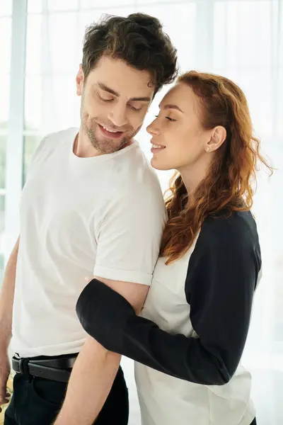 Um homem e uma mulher estão ao lado um do outro, expressando intimidade e conexão em um momento terno. — Fotografia de Stock