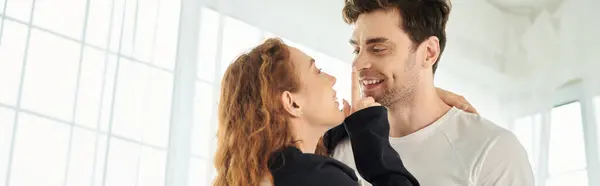 A man and woman standing together in a cozy room, with a warm and relaxed atmosphere. — Stock Photo