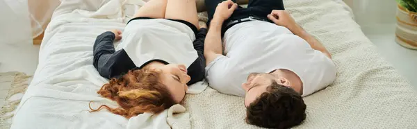 Ein Mann und eine Frau liegen friedlich zusammen auf einem Bett und genießen einen Moment der Entspannung und Nähe. — Stockfoto