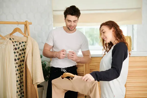 A man and a woman stand together in a room, sharing a moment of connection and intimacy. — Stock Photo