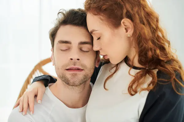 Un homme et une femme, un lien significatif dans un cadre de chambre confortable. — Photo de stock