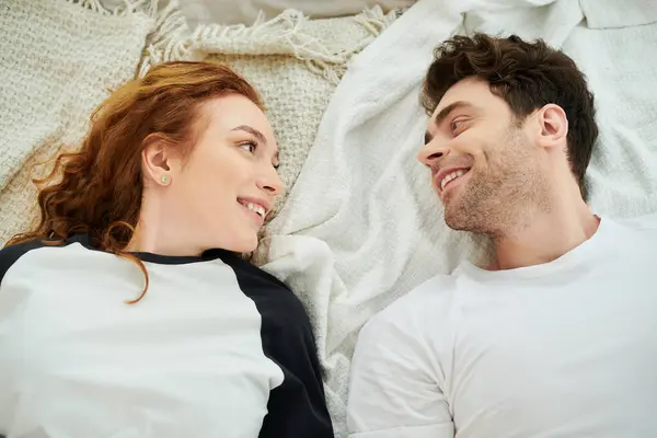 A man and a woman laying together in bed, enjoying a peaceful moment of togetherness. — Stock Photo