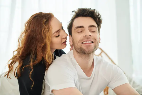 A man and a woman relax on a couch together, enjoying each others company in a cozy setting. — Stock Photo