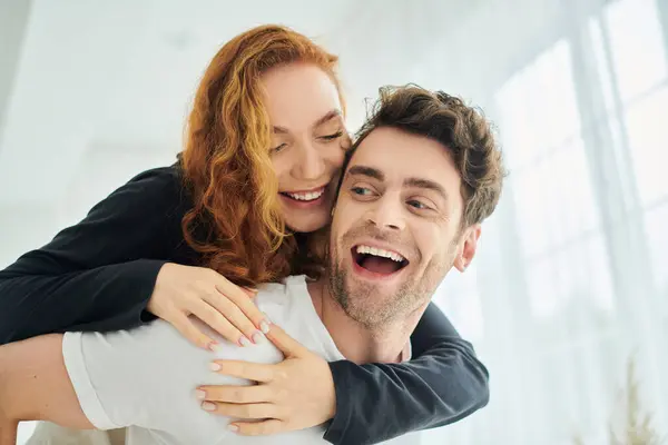 A man with a smile hugs a woman, both radiating joy in a moment of shared intimacy. — Stock Photo