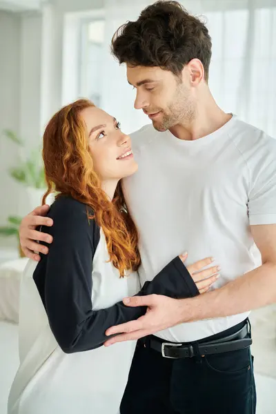 Ein Mann und eine Frau, in einer warmen Umarmung verwickelt, drücken ihre Liebe und Verbundenheit in einem zärtlichen Moment aus. — Stockfoto