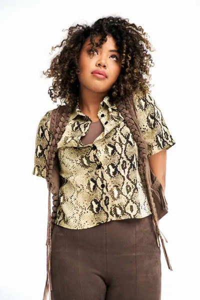 Jovem mulher americana africana na moda com impressão animalesca na roupa olhando para longe no fundo branco — Fotografia de Stock