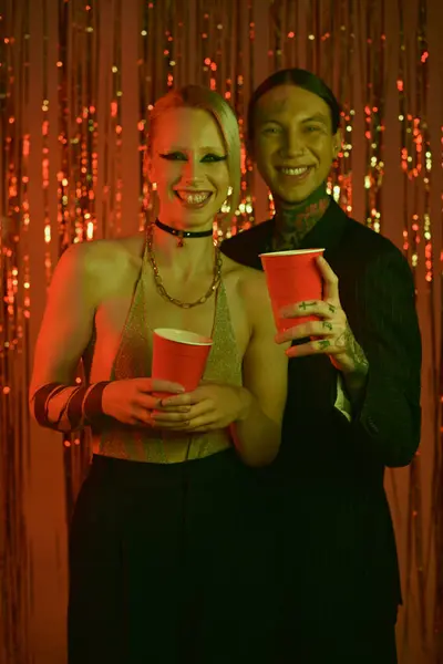 Un hombre y una mujer se paran uno al lado del otro en una fiesta o club nocturno - foto de stock
