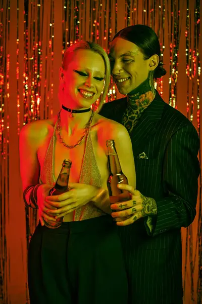 Un hombre y una mujer de pie lado a lado en una animada fiesta de rave - foto de stock