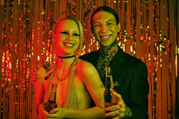 Un homme et une femme debout côte à côte lors d'une fête de rave animée — Photo de stock