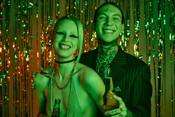 Un uomo e una donna vestiti in costume ad una vivace festa rave — Foto stock