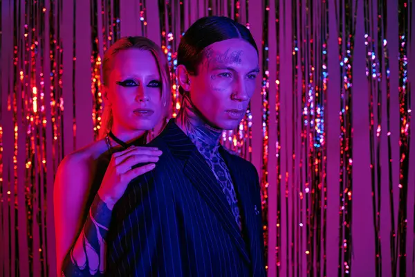Ein Mann und eine Frau stehen dicht nebeneinander auf einer lebhaften Rave-Party — Stockfoto