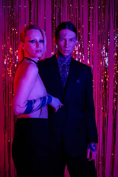 Un couple se tient côte à côte lors d'une rave party ou d'une boîte de nuit animée — Photo de stock