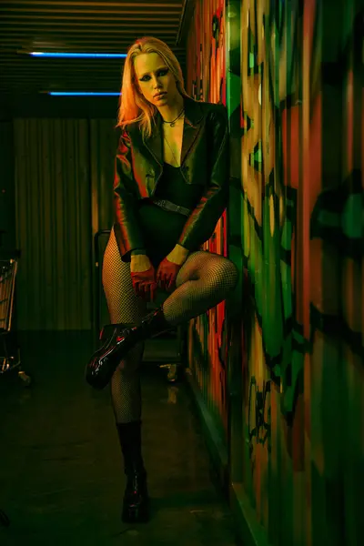 Eine Frau sitzt an einer Wand in einem Raum — Stockfoto