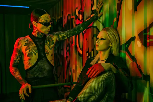 Ein Paar steht gemeinsam vor einer Wand bei einem lebhaften Rave-Event — Stockfoto