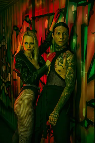 Ein Mann und eine Frau stehen Seite an Seite auf einer ausgelassenen Rave-Party — Stockfoto