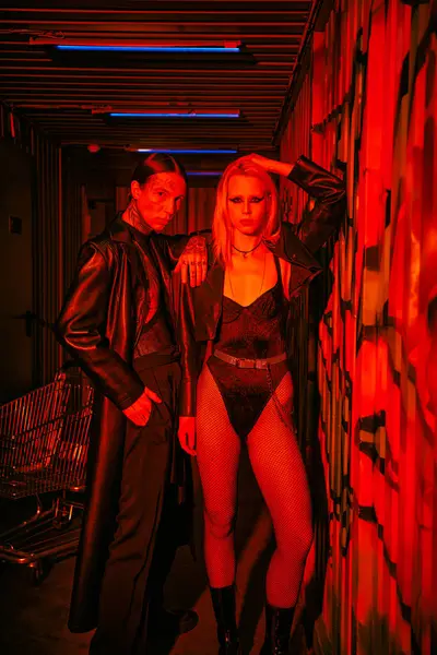 Ein Mann und eine Frau stehen Seite an Seite bei einem lebendigen Rave-Club-Event — Stockfoto