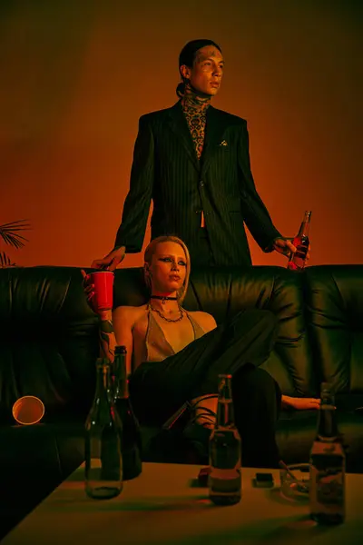 Чоловік стоїть на дивані біля жінки на вечірці — стокове фото