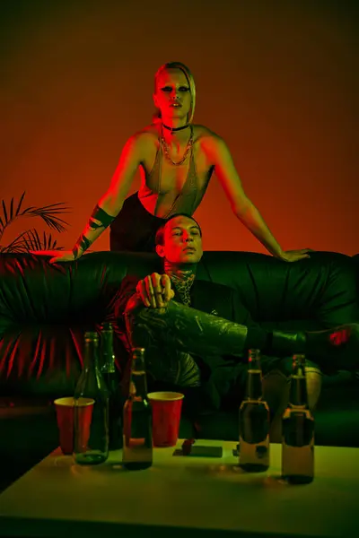 Un uomo e una donna si rilassano su un divano a una festa rave — Foto stock